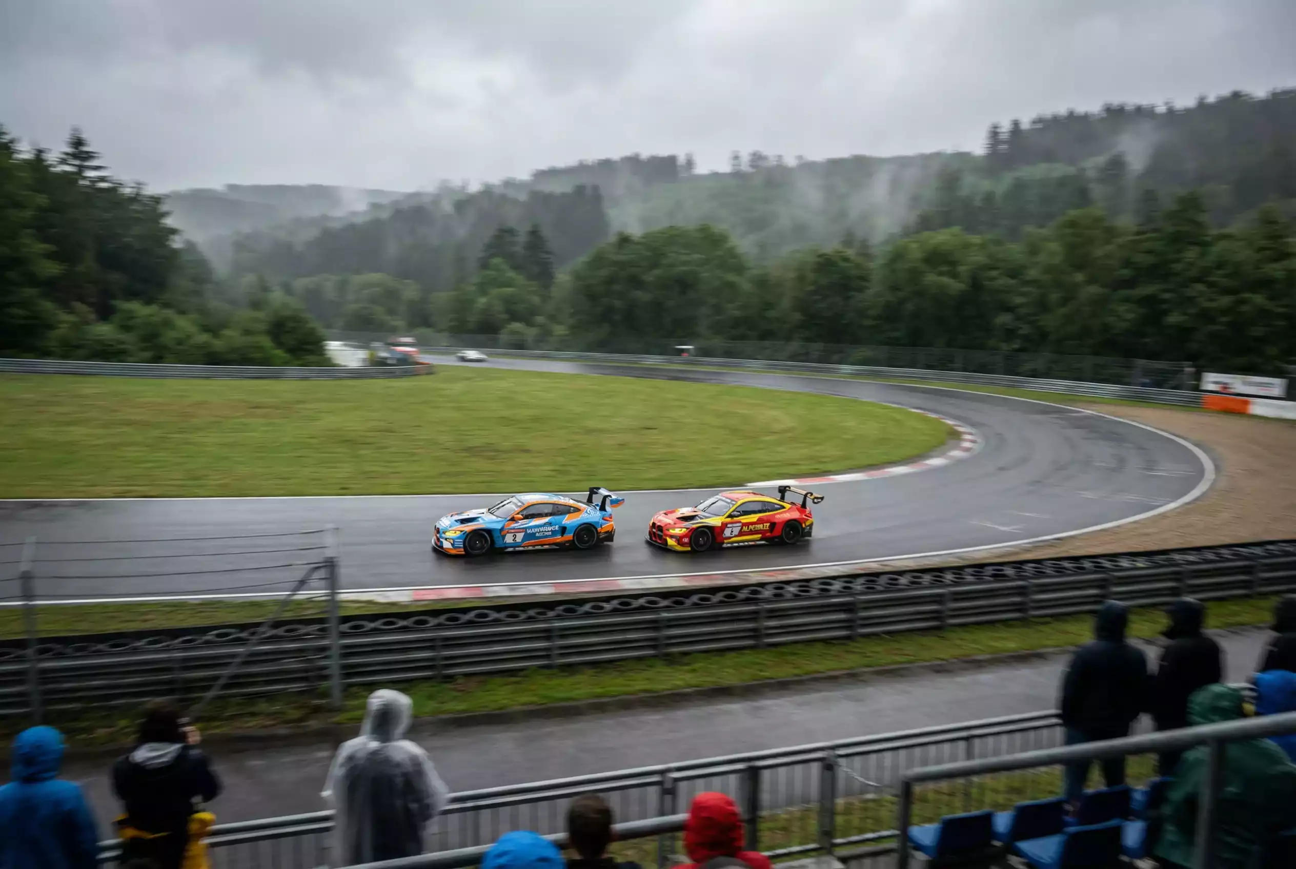 DTM-Tourenwagen auf einer deutschen Rennstrecke bei einem Wochenend-Rennen
