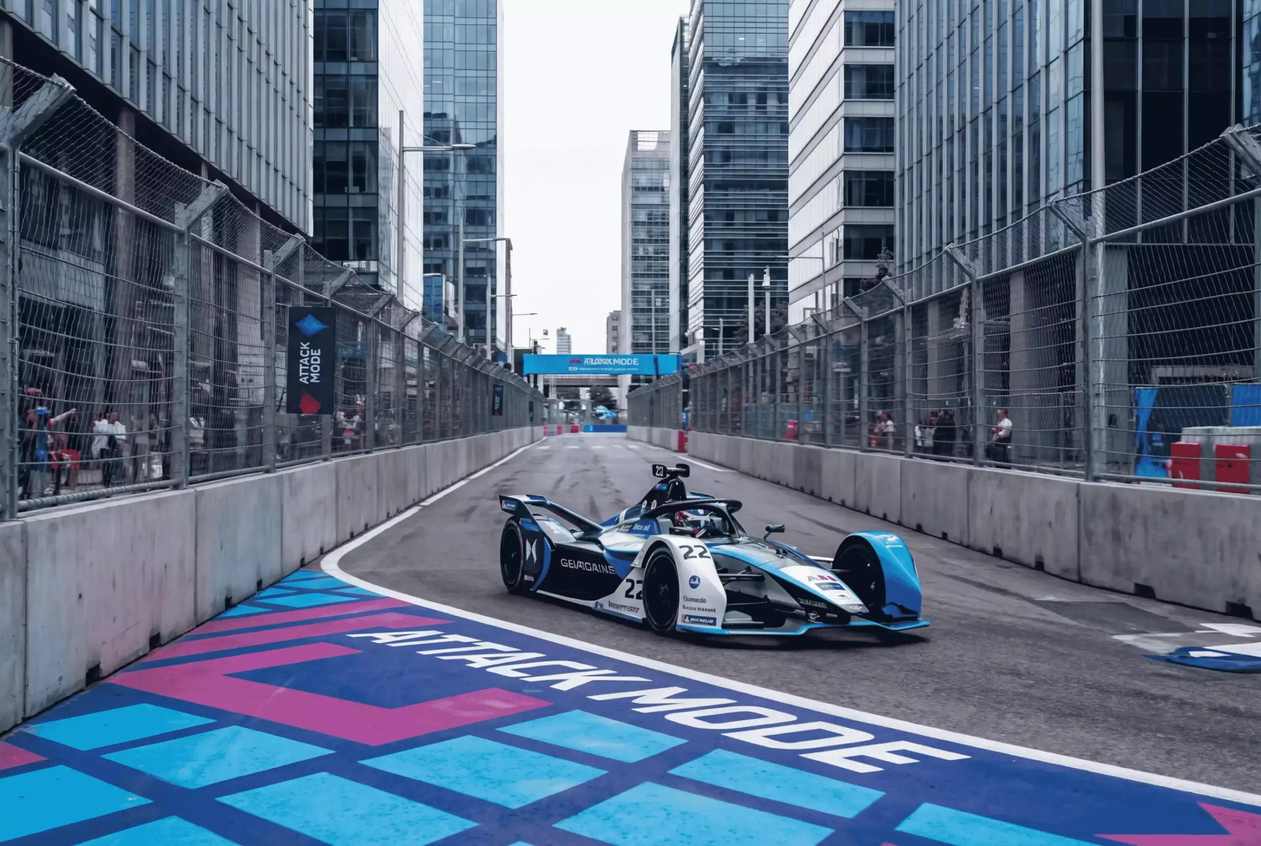 Formel-E-Rennwagen auf einem Stadtkurs mit Attack-Mode-Aktivierungszone