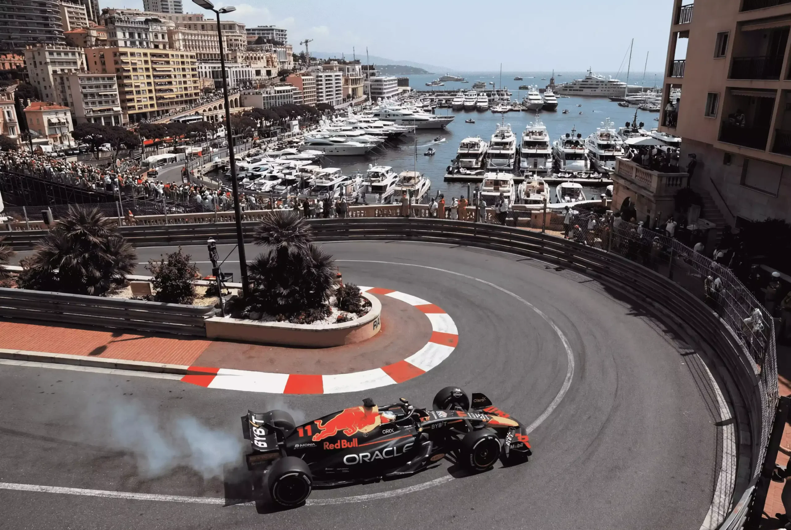 Formel-1-Rennwagen in der berühmten Haarnadelkurve des Monaco-Stadtkurses