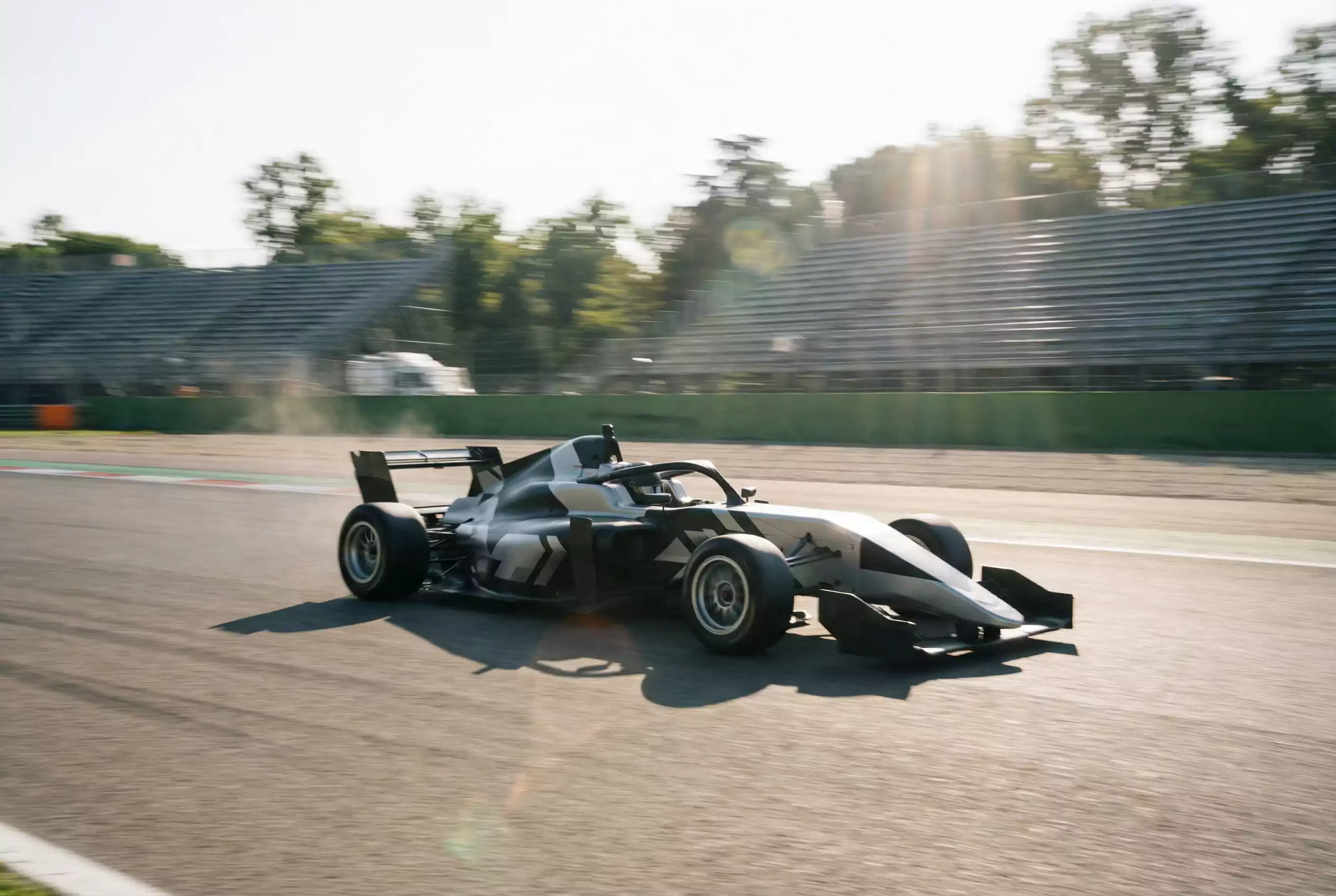Formel-1-Rennwagen auf einer Rennstrecke bei hoher Geschwindigkeit mit unscharfem Hintergrund