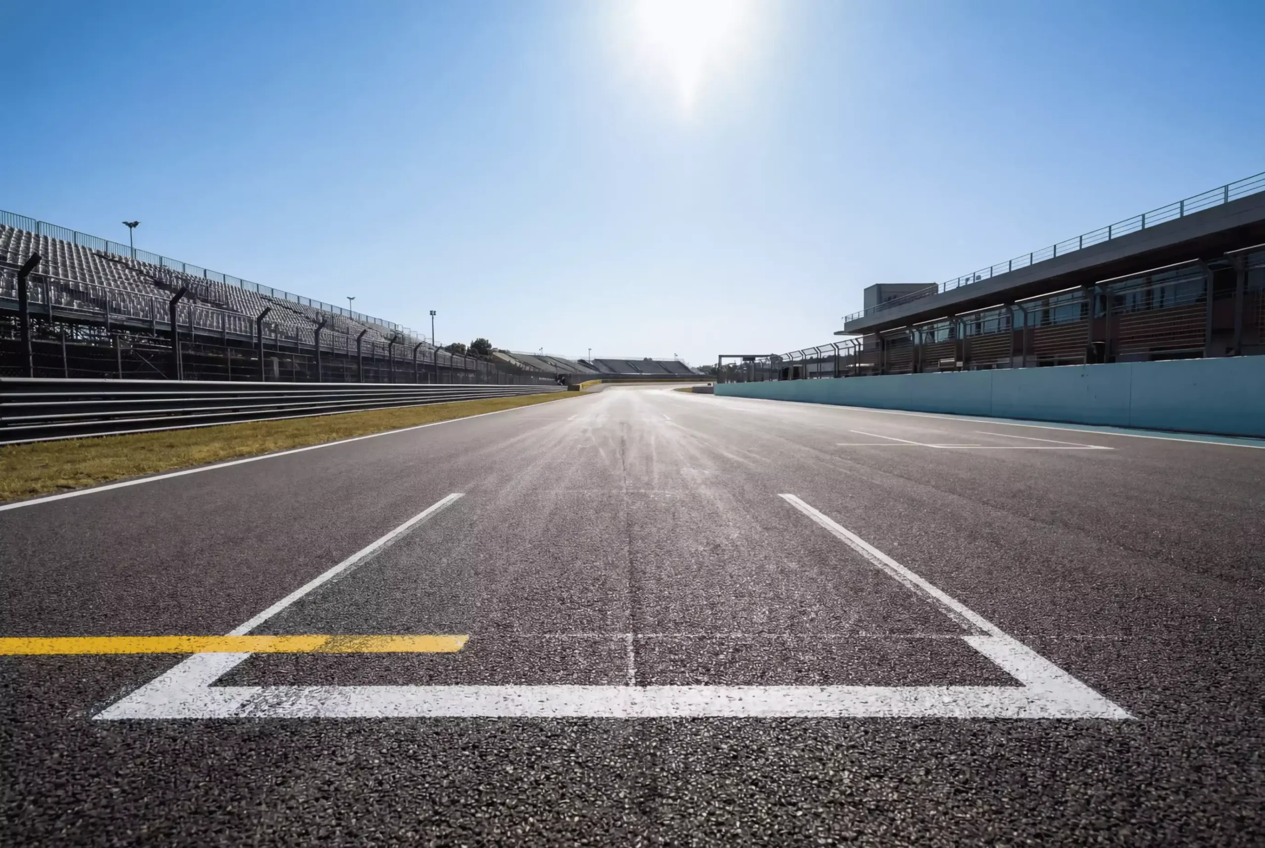 Startaufstellung auf einer Rennstrecke mit der Pole-Position im Vordergrund und leerer Strecke