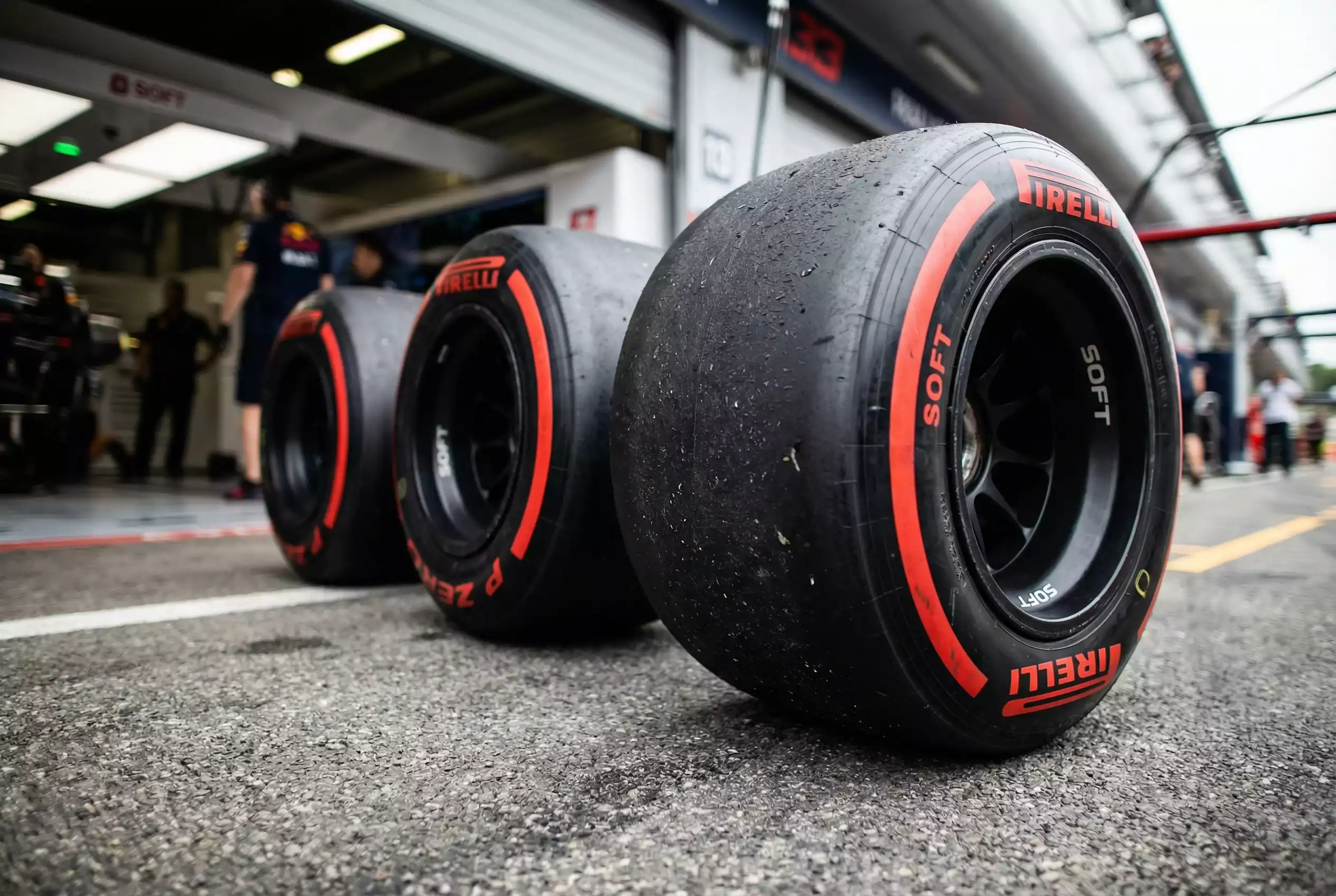 Nahaufnahme von Formel-1-Reifen in verschiedenen Compounds auf Asphalt im Fahrerlager