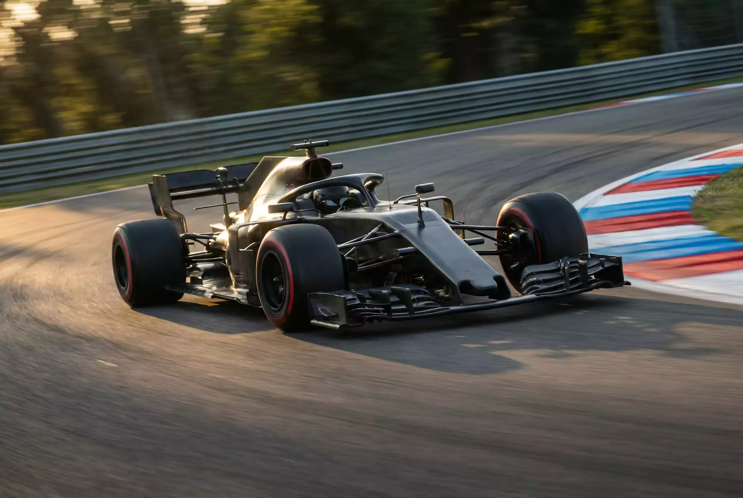 Formel-1-Auto auf der Rennstrecke mit frischen Soft-Reifen in der Schlussphase