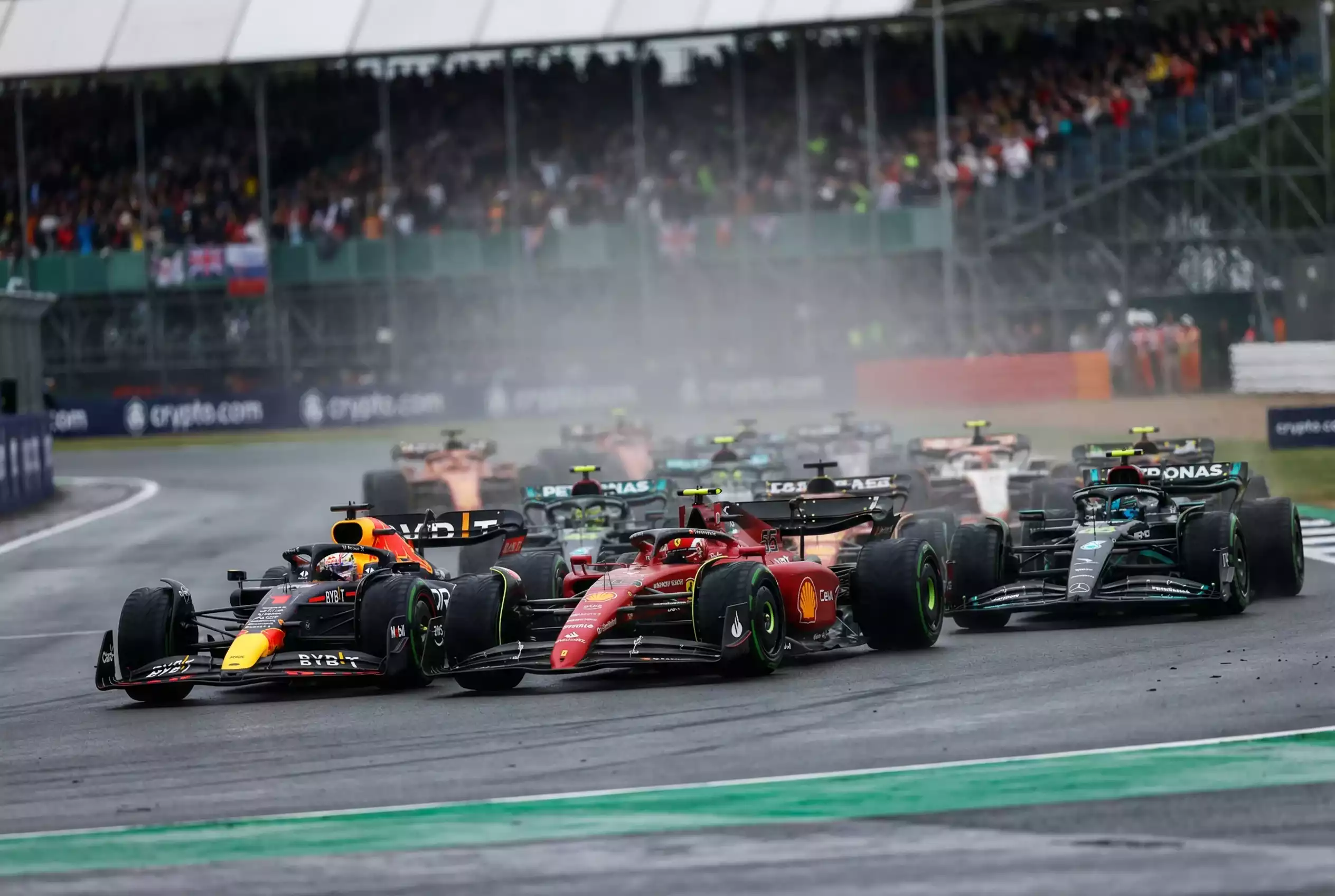 Formel-1-Startaufstellung eines Sprint-Rennens mit dicht beieinander stehenden Boliden