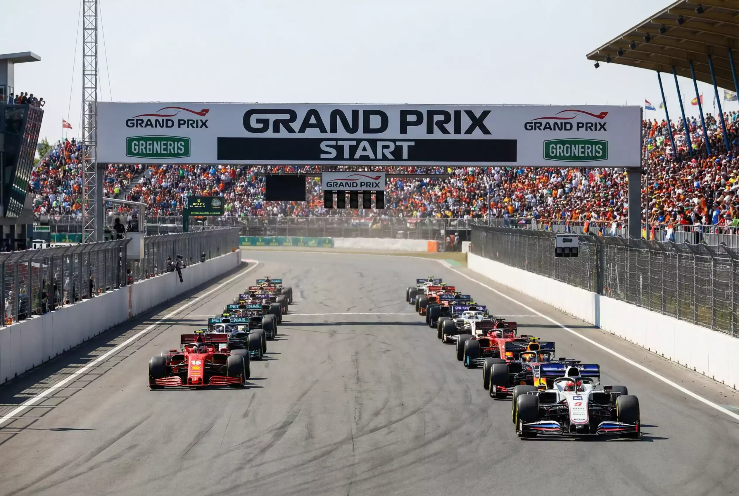 Formel-1-Startaufstellung auf einer Rennstrecke vor dem Rennstart